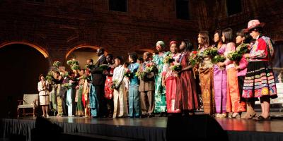 A long row of laureates on stage. 
