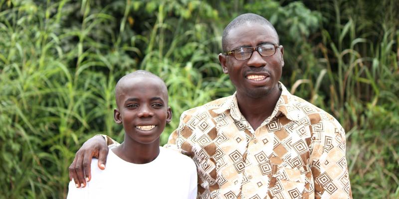 Kwesi stands with James Koffi Annan