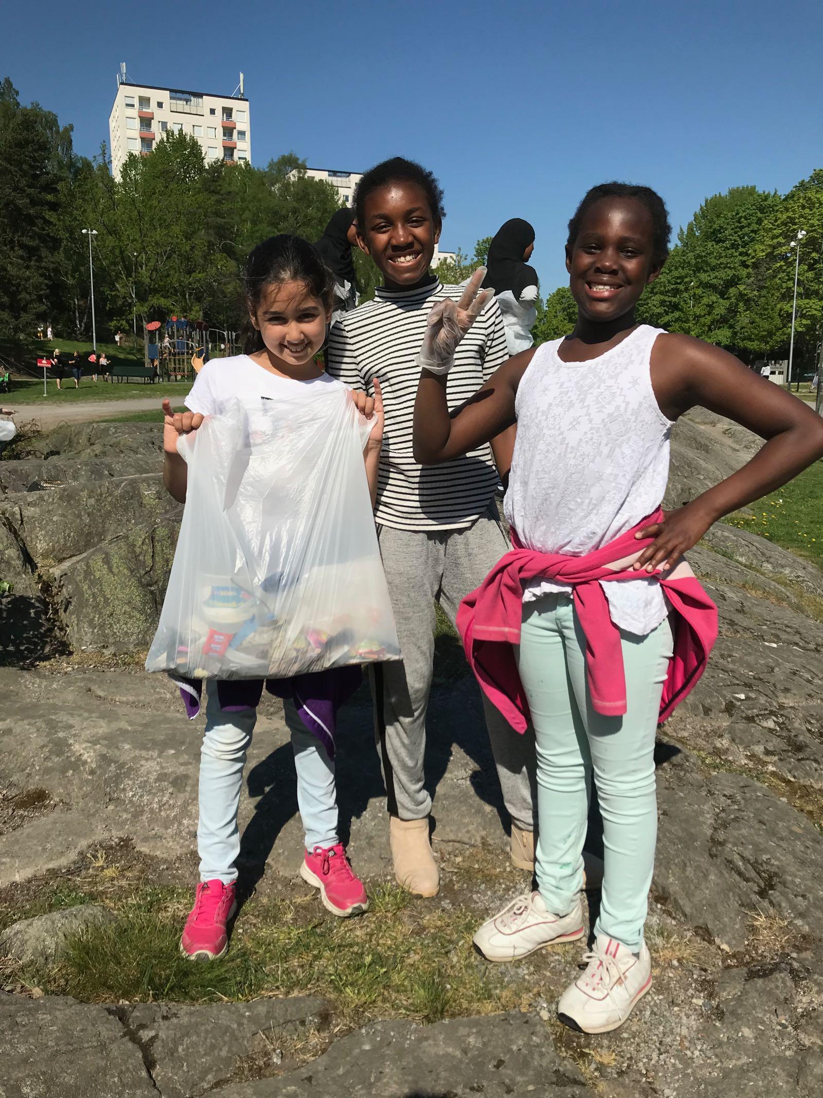 CHildren collecting trash