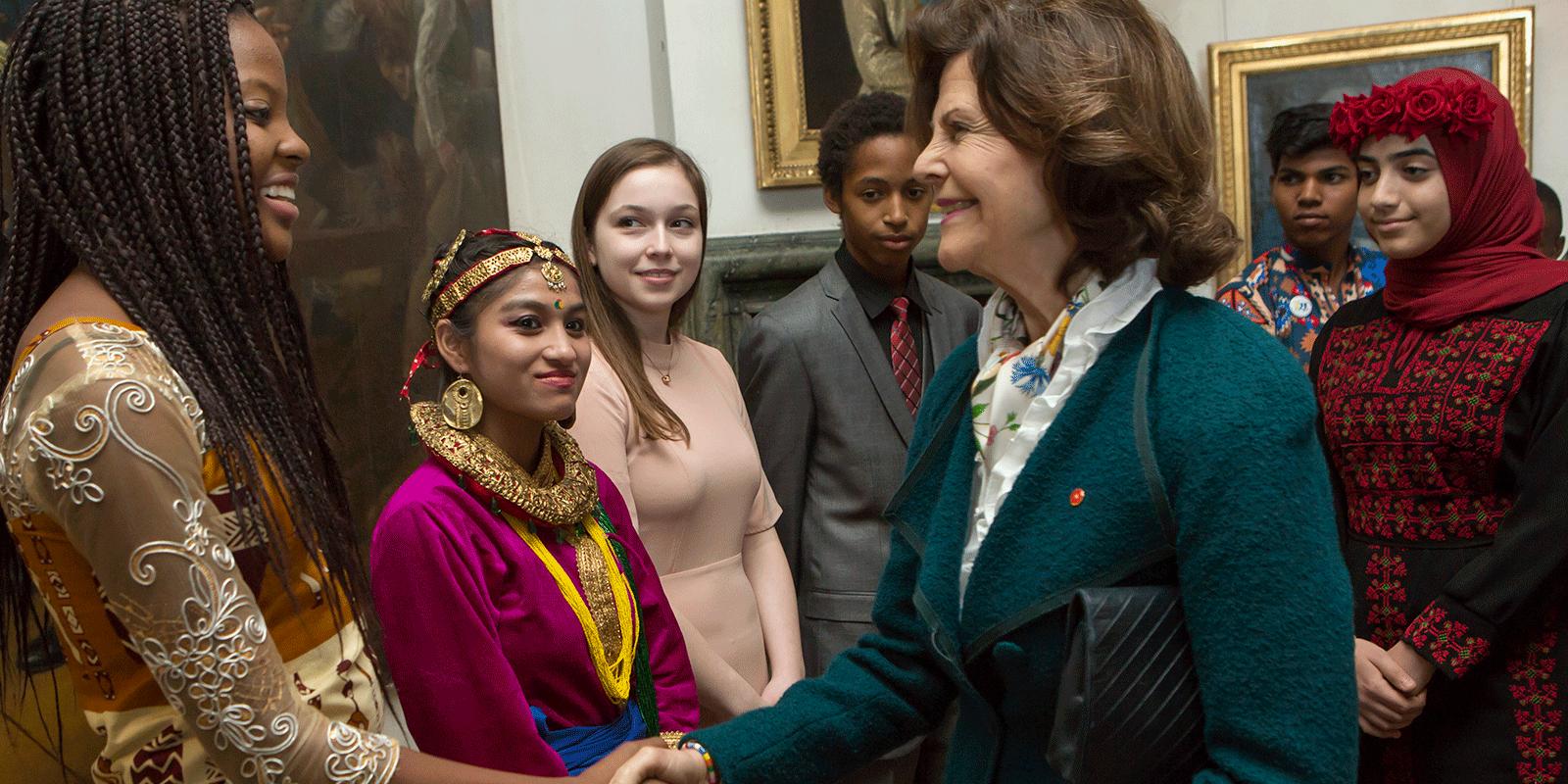 Nour behind the Queen