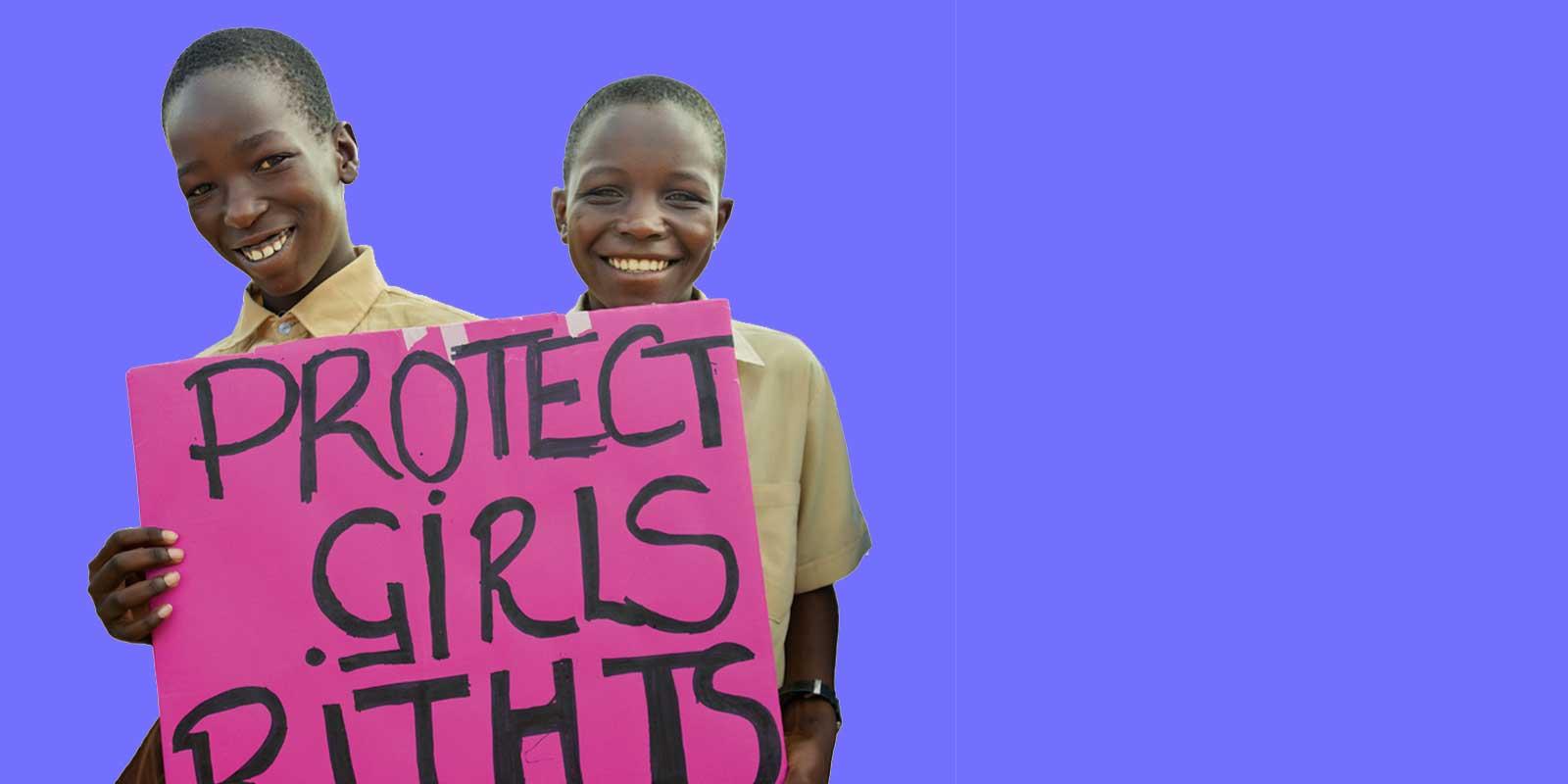 Pojkar håller i skylt.