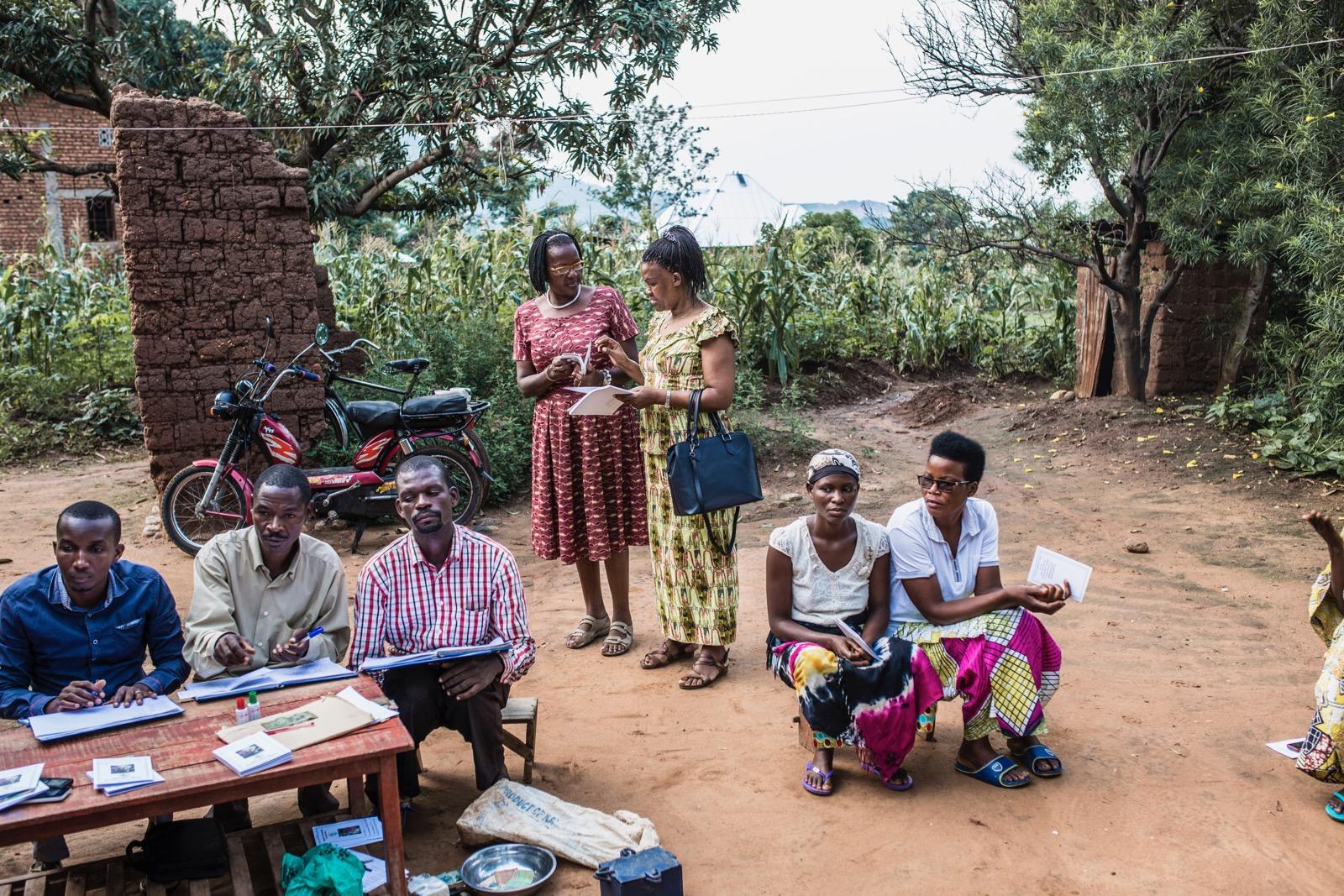 Spès and her sister with a solidarity group: